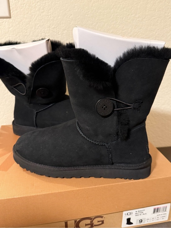 UGG Shoes - UGG Women's Bailey Button-Detail Short Boot - Black size 9